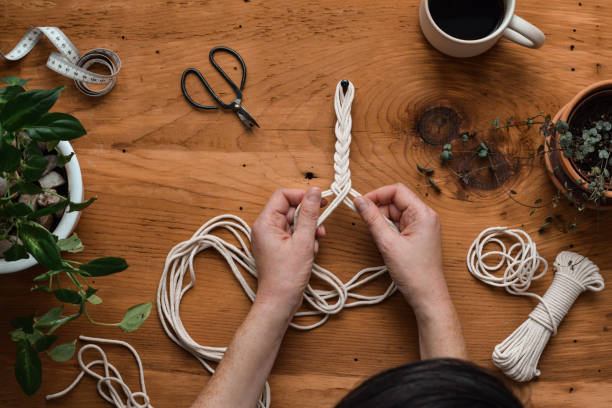Macramé maken aan de keukentafel